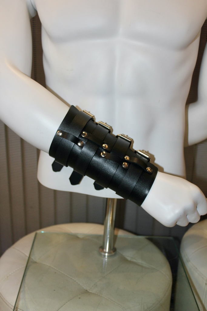 GAYT*GEAR LEATHER 4 BUCKLE CUFF 