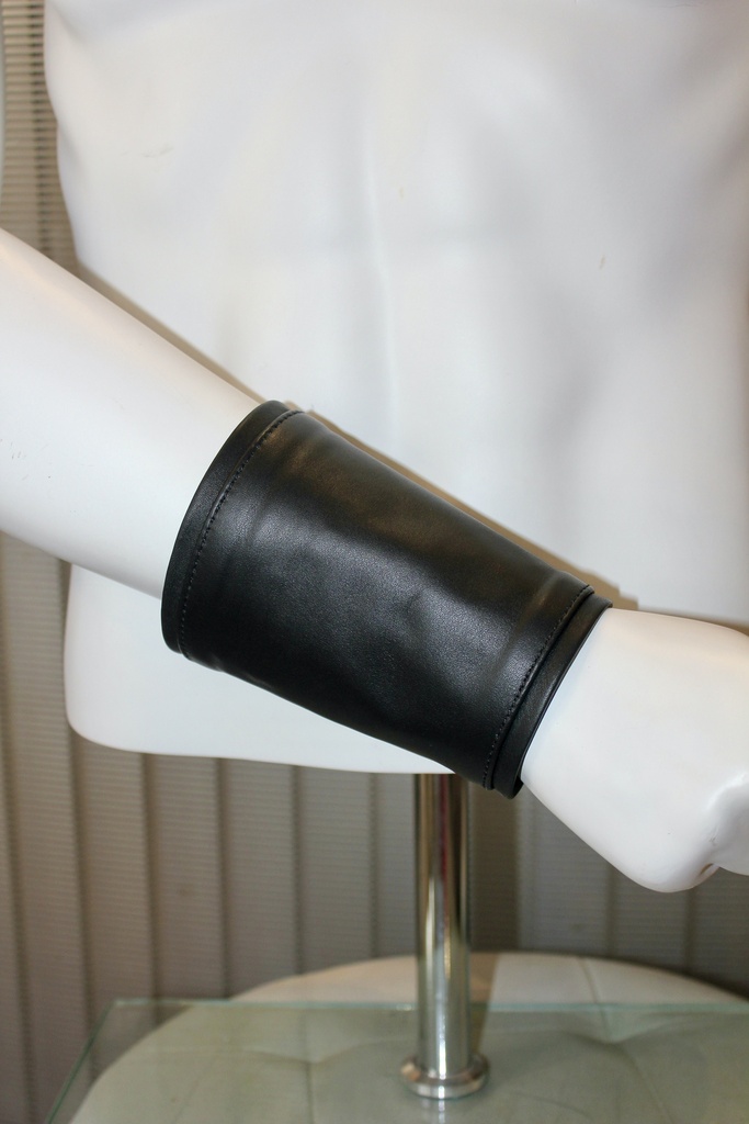 GAYT*GEAR LEATHER GAUNTLET CUFF W/ STRIPE