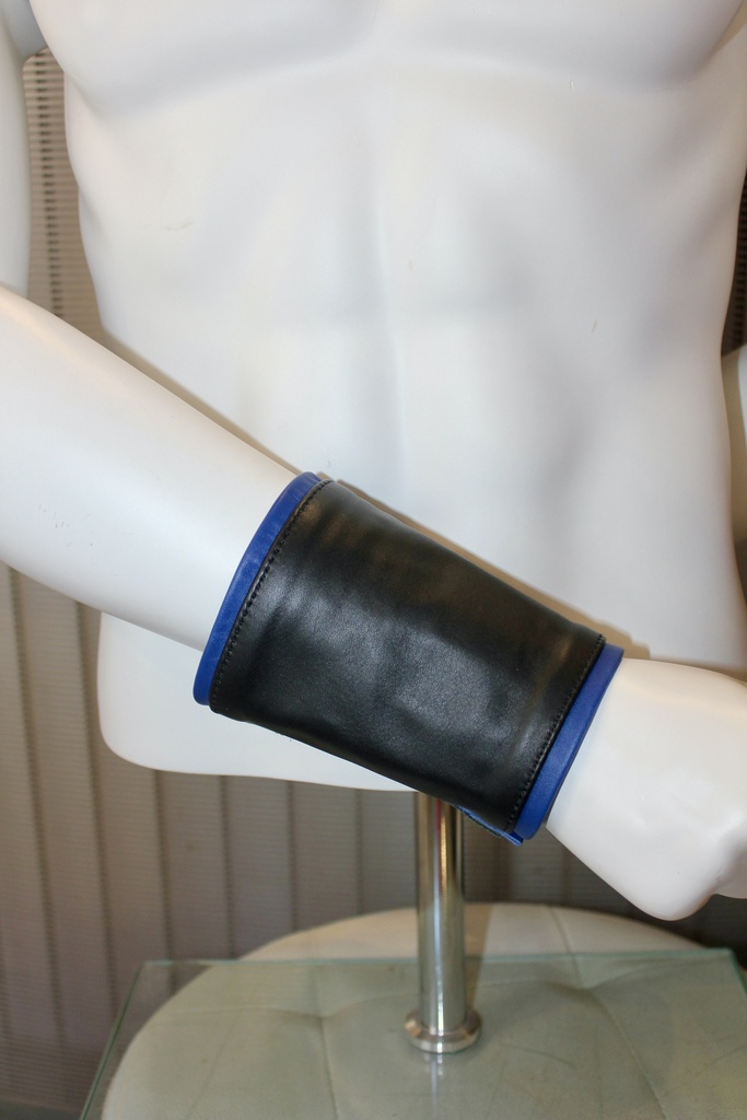 GAYT*GEAR LEATHER GAUNTLET CUFF W/ STRIPE